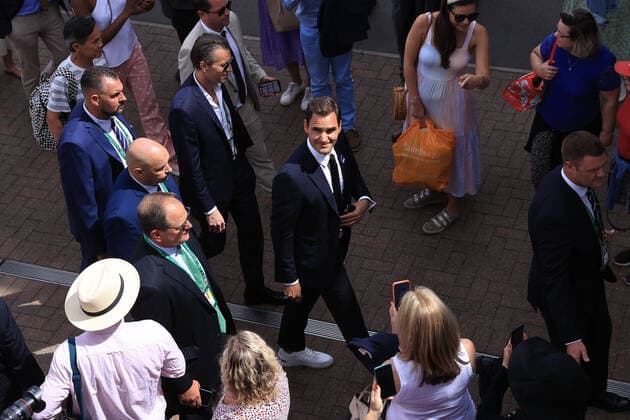 Sport Themen der Woche KW26 Sport Bilder des Tages Tennis - Wimbledon (Day 7) 3rd July 2022 - Tennis - Wimbledon (Day 7) - Roger Federer (C) walks through the crowds - Photo: Simon Stacpoole Offside. London UK *** Tennis Wimbledon Tag 7 3. Juli 2022 Tennis Wimbledon Tag 7 Roger Federer C geht durch die Menge Foto Simon Stacpoole Abseits London UK  Copyright: xSimonxStacpoolexOffside
