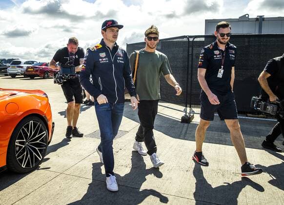 SILVERSTONE - Max Verstappen (Oracle Red Bull Racing) and Pierre Gasly (AlphaTauri) ahead of the F1 Grand Prix of Great Britain at Silverstone on July 3, 2022 in Silverstone, England. REMKO DE WAAL F1 Grand Prix of Great Britain 2022 xVIxANPxSportx xxANPxIVx