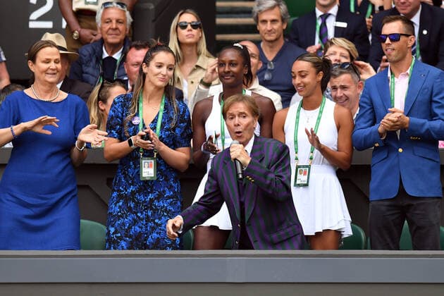 Tennis, Wimbledon, Tag 7, Cliff Richard Auftritt auf der Tribüne Mandatory Credit: Photo by James Veysey Shutterstock (13012856h) Cliff Richard performing on Centre Court Wimbledon Tennis Championships, Day 7, The All England Lawn Tennis and Croquet Club, London, UK - 03 Jul 2022 Wimbledon Tennis Championships, Day 7, The All England Lawn Tennis and Croquet Club, London, UK - 03 Jul 2022 Copyright: xJamesxVeysey Shutterstockx 13012856h