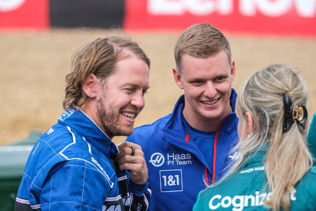 Sebastian Vettel (GER, Aston Martin Aramco Cognizant F1 Team 5) Mick Schumacher (GER, Haas F1 Team 47), Großer Preis von Großbritannien, Silverstone, Motorsport, Formel 1, Großer Preis von Großbritannien, Silverstone, Motorsport, Formel 1 Towcester Copyright: xEibner-Pressefotox