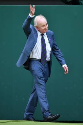 Tennis, Wimbledon, Feier zum 100-Jahr-Jubiläum des Centre Courts Mandatory Credit: Photo by James Veysey Shutterstock (13012856bg) Rod Laver Wimbledon Tennis Championships, Day 7, The All England Lawn Tennis and Croquet Club, London, UK - 03 Jul 2022 Wimbledon Tennis Championships, Day 7, The All England Lawn Tennis and Croquet Club, London, UK - 03 Jul 2022  Copyright: xJamesxVeysey Shutterstockx 13012856bg