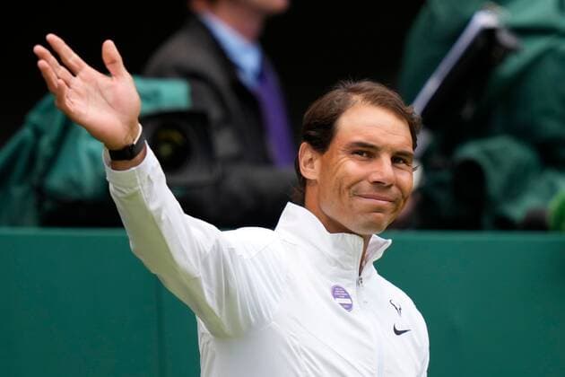 Tennis, Wimbledon, Feier zum 100-Jahr-Jubiläum des Centre Courts Mandatory Credit: Photo by Dave Shopland Shutterstock (13012855f) Rafael Nadal walks onto Centre Court as part of the centenary celebrations Wimbledon Tennis Championships, Day 7, The All England Lawn Tennis and Croquet Club, London, UK - 03 Jul 2022 Wimbledon Tennis Championships, Day 7, The All England Lawn Tennis and Croquet Club, London, UK - 03 Jul 2022  Copyright: xDavexShopland Shutterstockx 13012855f