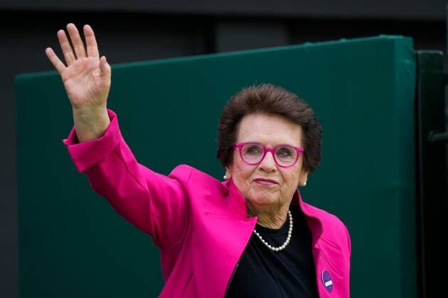 Tennis, Wimbledon, Feier zum 100-Jahr-Jubiläum des Centre Courts Mandatory Credit: Photo by Dave Shopland Shutterstock (13012855h) Billie Jean King walks onto Centre Court as part of the centenary celebrations Wimbledon Tennis Championships, Day 7, The All England Lawn Tennis and Croquet Club, London, UK - 03 Jul 2022 Wimbledon Tennis Championships, Day 7, The All England Lawn Tennis and Croquet Club, London, UK - 03 Jul 2022  Copyright: xDavexShopland Shutterstockx 13012855h
