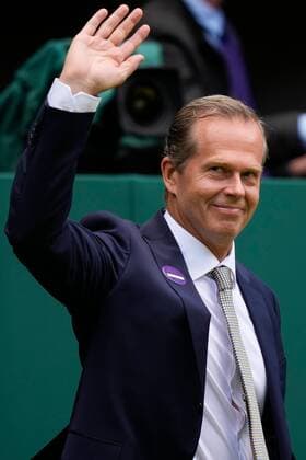Tennis, Wimbledon, Feier zum 100-Jahr-Jubiläum des Centre Courts Mandatory Credit: Photo by Dave Shopland Shutterstock (13012855i) Stefan Edberg walks onto Centre Court as part of the centenary celebrations Wimbledon Tennis Championships, Day 7, The All England Lawn Tennis and Croquet Club, London, UK - 03 Jul 2022 Wimbledon Tennis Championships, Day 7, The All England Lawn Tennis and Croquet Club, London, UK - 03 Jul 2022  Copyright: xDavexShopland Shutterstockx 13012855i