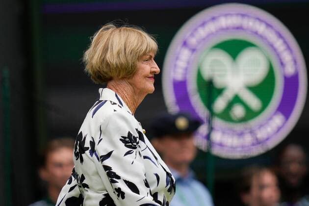 Tennis, Wimbledon, Feier zum 100-Jahr-Jubiläum des Centre Courts Mandatory Credit: Photo by Dave Shopland Shutterstock (13012855e) Margaret Court walks onto Centre Court as part of the centenary celebrations Wimbledon Tennis Championships, Day 7, The All England Lawn Tennis and Croquet Club, London, UK - 03 Jul 2022 Wimbledon Tennis Championships, Day 7, The All England Lawn Tennis and Croquet Club, London, UK - 03 Jul 2022  Copyright: xDavexShopland Shutterstockx 13012855e