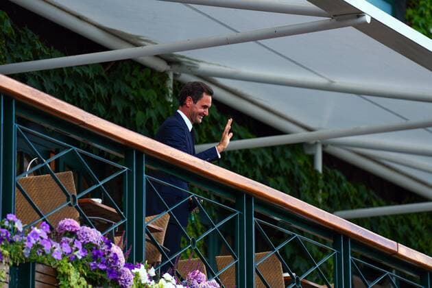 Tennis, Wimbledon, Feier zum 100-Jahr-Jubiläum des Centre Courts Mandatory Credit: Photo by James Veysey Shutterstock (13012857ay) Roger Federer appears on the balcony to wave to fans Wimbledon Tennis Championships, Day 7, The All England Lawn Tennis and Croquet Club, London, UK - 03 Jul 2022 Wimbledon Tennis Championships, Day 7, The All England Lawn Tennis and Croquet Club, London, UK - 03 Jul 2022  Copyright: xJamesxVeysey Shutterstockx 13012857ay