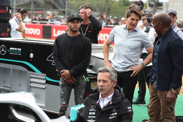 Tom Cruise with the Hamilton™s family during the Formula 1 Lenovo British Grand Prix 2022, 10th round of the 2022 FIA Formula One World Championship, WM, Weltmeisterschaft on the Silverstone Circuit, from July 1 to 3, 2022 in Silverstone, United Kingdom - F1 - BRITISH GRAND PRIX 2022 - RACE DPPI Panoramic  G00D8120
