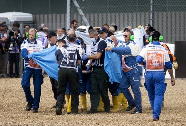 NORTHAMPTON - Guanyu Zhou is being treated after a crash during the F1 Grand Prix of Great Britain at Silverstone on July 3, 2022 in Northampton, England. REMKO DE WAAL F1 Grand Prix of Great Britain 2022 xVIxANPxSportx xxANPxIVx
