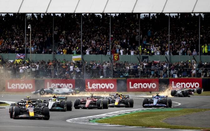 NORTHAMPTON - Max Verstappen (1) with the Oracle Red Bull Racing RB18 Honda in the lead while Guanyu Zhou (24) crashes with the Alfa Romeo C40 in the background during the start of the F1 Grand Prix of Great Britain at Silverstone on July 3, 2022 in Northampton, England. REMKO DE WAAL F1 Grand Prix of Great Britain 2022 xVIxANPxSportx xxANPxIVx