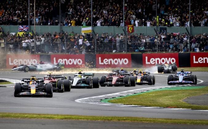 NORTHAMPTON - Max Verstappen (1) with the Oracle Red Bull Racing RB18 Honda in the lead as Guanyu Zhou (24) crashes with the Alfa Romeo C40 in the background during the start of the F1 Grand Prix of Great Britain at Silverstone on July 3, 2022 in Northampton, England. REMKO DE WAAL F1 Grand Prix of Great Britain 2022 xVIxANPxSportx xxANPxIVx