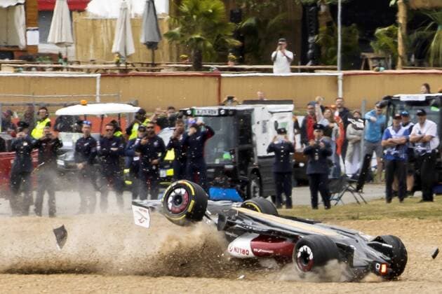 NORTHAMPTON - Guanyu Zhou (24) driving the Alfa Romeo C40 crashes during the F1 Grand Prix of Great Britain at Silverstone on July 3, 2022 in Northampton, England. REMKO DE WAAL F1 Grand Prix of Great Britain 2022 xVIxANPxSportx xxANPxIVx