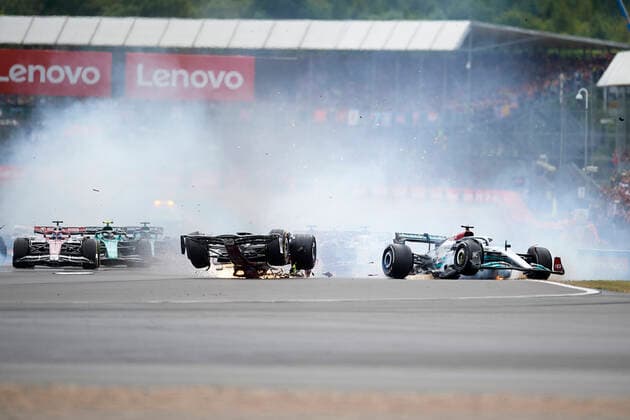 Sport Bilder des Tages F1 Grand Prix of Great Britain Zhou Guanyu of China Alfa Romeo F1 and George Russell of Great Britain and AMG Petronas F1 crash their cars during the race of the F1 Grand Prix of Great Britain at Silverstone on July 3, 2022 in Northampton, United Kingdom. Northampton Barcelona England  Copyright: xJosexBretonx originalFilename:breton-f1grandp220703_npEJc.jpg