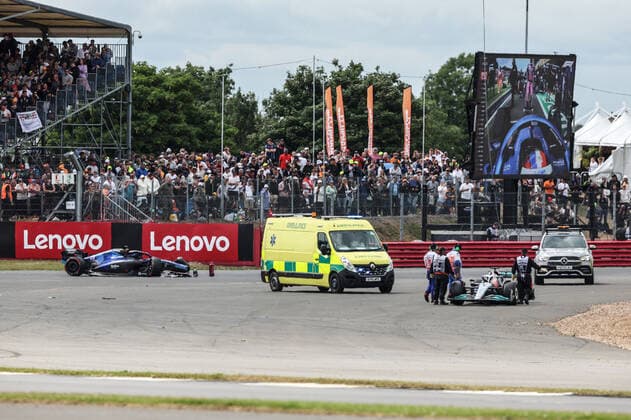 23 ALBON Alexander (tha), Williams Racing FW44, action 63 RUSSELL George (gbr), Mercedes AMG F1 Team W13, action crash, accident, during the Formula 1 Lenovo British Grand Prix 2022, 10th round of the 2022 FIA Formula One World Championship, WM, Weltmeisterschaft on the Silverstone Circuit, from July 1 to 3, 2022 in Silverstone, United Kingdom - F1 - BRITISH GRAND PRIX 2022 - RACE DPPI Panoramic GOOD0584