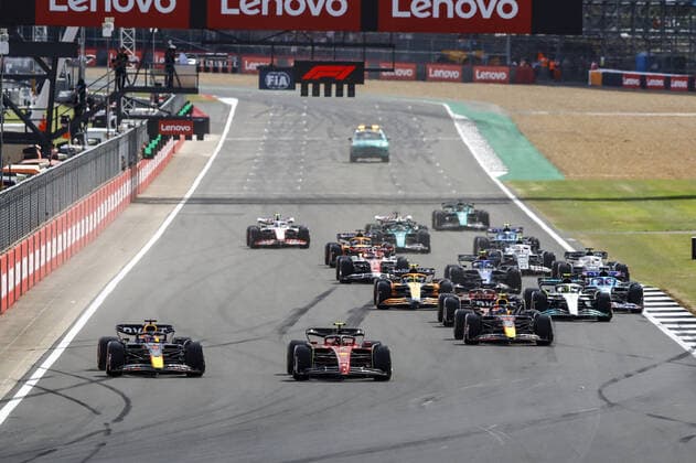 2nd start race 55 SAINZ Carlos (spa), Scuderia Ferrari F1-75, action 01 VERSTAPPEN Max (nld), Red Bull Racing RB18, action 11 PEREZ Sergio (mex), Red Bull Racing RB18, action during the Formula 1 Lenovo British Grand Prix 2022, 10th round of the 2022 FIA Formula One World Championship, WM, Weltmeisterschaft on the Silverstone Circuit, from July 1 to 3, 2022 in Silverstone, United Kingdom - F1 - BRITISH GRAND PRIX 2022 - RACE DPPI Panoramic _B3_9174