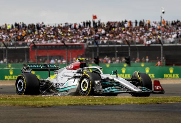 NORTHAMPTON - Lewis Hamilton (44) with the Mercedes W13 Honda during the F1 Grand Prix of Great Britain at Silverstone on July 3, 2022 in Northampton, England. REMKO DE WAAL F1 Grand Prix of Great Britain 2022 xVIxANPxSportx xxANPxIVx
