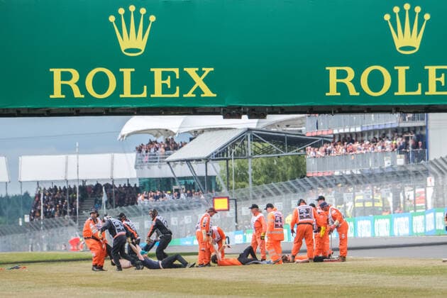Personen stürmen die Strecke, Großer Preis von Großbritannien, Silverstone, Motorsport, Formel 1, Großer Preis von Großbritannien, Silverstone, Motorsport, Formel 1 Towcester Copyright: xEibner-Pressefotox