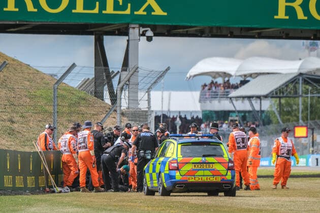 Personen stürmen die Strecke, Großer Preis von Großbritannien, Silverstone, Motorsport, Formel 1, Großer Preis von Großbritannien, Silverstone, Motorsport, Formel 1 Towcester Copyright: xEibner-Pressefotox