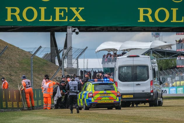 Personen stürmen die Strecke, Großer Preis von Großbritannien, Silverstone, Motorsport, Formel 1, Großer Preis von Großbritannien, Silverstone, Motorsport, Formel 1 Towcester Copyright: xEibner-Pressefotox