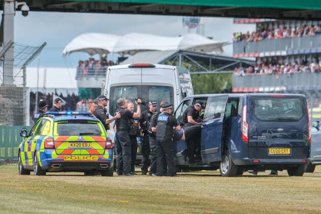 Personen stürmen die Strecke, Großer Preis von Großbritannien, Silverstone, Motorsport, Formel 1, Großer Preis von Großbritannien, Silverstone, Motorsport, Formel 1 Towcester Copyright: xEibner-Pressefotox