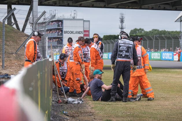 Personen stürmen die Strecke, Großer Preis von Großbritannien, Silverstone, Motorsport, Formel 1, Großer Preis von Großbritannien, Silverstone, Motorsport, Formel 1 Towcester Copyright: xEibner-Pressefotox