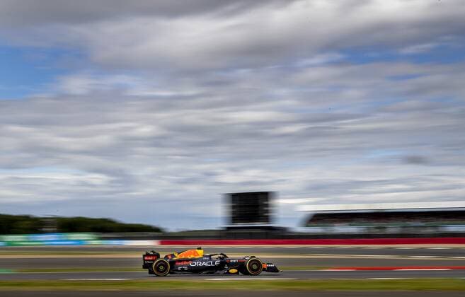 NORTHAMPTON - Max Verstappen (1) with the Oracle Red Bull Racing RB18 Honda during the F1 Grand Prix of Great Britain at Silverstone on July 3, 2022 in Northampton, England. REMKO DE WAAL F1 Grand Prix of Great Britain 2022 xVIxANPxSportx xxANPxIVx