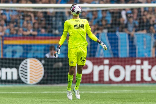 Sport Themen der Woche KW26 Sport Bilder des Tages 220703 Hammarbys malvakt Davor Blazevic med boll under fotbollsmatchen i Allsvenskan mellan Djurgarden och Hammarby den 3 juli 2022 i Stockholm. *** 220703 Hammarbys goalkeeper Davor Blazevic with ball during the football match in the Allsvenskan between Djurgarden and Hammarby on 3 July 2022 in Stockholm,  Copyright: ANDREASxSANDSTRÖM BB220703AS071