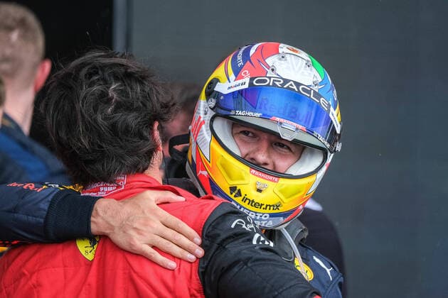 Rennsieger Carlos Sainz Junior (ESP, Scuderia Ferrari 55) und Sergio Checo Perez (MEX, Oracle Red Bull Racing 11) nach dem Rennen, Großer Preis von Großbritannien, Silverstone, Motorsport, Formel 1, Großer Preis von Großbritannien, Silverstone, Motorsport, Formel 1 Towcester Copyright: xEibner-Pressefotox EP_MKB
