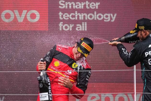 Lewis Hamilton (UK, Mercedes AMG Petronas F1 Team 44) und Carlos Sainz Junior (ESP, Scuderia Ferrari 55) auf dem Podium, Großer Preis von Großbritannien, Silverstone, Motorsport, Formel 1, Großer Preis von Großbritannien, Silverstone, Motorsport, Formel 1 Towcester Copyright: xEibner-Pressefotox EP_MKB