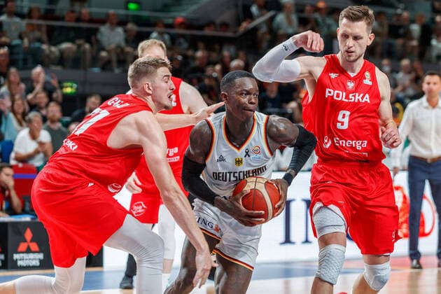 von links: Tomasz Gielo (POL, 21), Dennis Schroeder (GER, 17), Mateusz Ponitka (POL, 9), 7 3 2022, Bremen (Deutschland), Basketball, Maenner, European Qualifiers, Deutschland - Polen