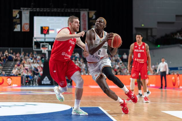 Basketball Bremen 03.07.2022 FIBA Basketball Worldcup European Qualifiers Triathlon Deutschland (GER) - Polen (POL) Isaac Bonga (Deutschland, No.00) Michal Sokolowski (Polen, No.03)