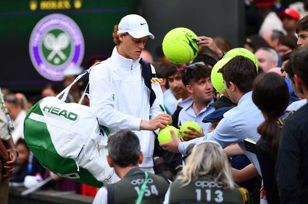 Mandatory Credit: Photo by James Veysey Shutterstock (13012856ge) Jannik Sinner signing autographs after victory in his fourth round match Wimbledon Tennis Championships, Day 7, The All England Lawn Tennis and Croquet Club, London, UK - 03 Jul 2022 Wimbledon Tennis Championships, Day 7, The All England Lawn Tennis and Croquet Club, London, UK - 03 Jul 2022  Copyright: xJamesxVeysey Shutterstockx 13012856ge