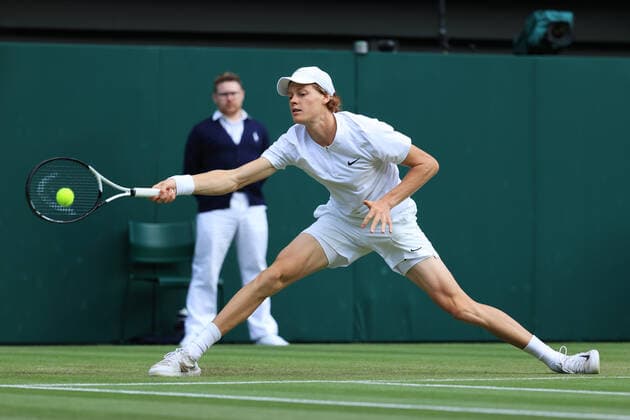 Tennis - Wimbledon (Day 7) 3rd July 2022 - Tennis - Wimbledon (Day 7) - Jannik Sinner (ITA) stretches for the ball against Carlos Alcaraz (ESP) during their Gentlemen s Singles Round of 16 match - Photo: Simon Stacpoole Offside. London UK Copyright: xSimonxStacpoolexOffside
