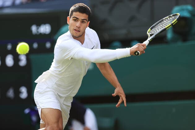 Tennis - Wimbledon (Day 7) 3rd July 2022 - Tennis - Wimbledon (Day 7) - Carlos Alcaraz (ESP) in action against Jannik Sinner (ITA) during their Gentlemen s Singles Round of 16 match - Photo: Simon Stacpoole Offside. London UK Copyright: xSimonxStacpoolexOffside
