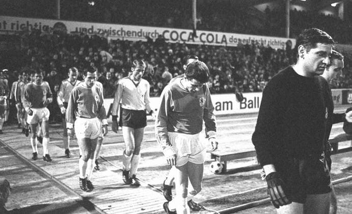 Aus 1. BL.Saison 1967 68 Eintracht Braunschweig - 1860 München 0:1 am 03.04.1968. Im Foto: Einlauf der Mannschaften mit 1860 TW Radenkovic und TW Wolter *** From 1 BL season 1967 68 Eintracht Braunschweig 1860 Munich 0 1 on 03 04 1968 In the photo run-in of the teams with 1860 TW Radenkovic and TW Wolter