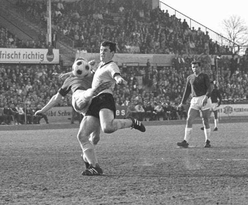 Aus 1. BL. Saison 1967 68 Eintracht Braunschweig - Borussia Dortmund (BVB) 2:0 am 30.03.1968. Im Foto:am Ball BvB Spieler Lothar Emmerich gegen Peter Kaack *** From 1 BL season 1967 68 Eintracht Braunschweig Borussia Dortmund BVB 2 0 on 30 03 1968 In the photo on the ball BvB player Lothar Emmerich against Peter Kaack
