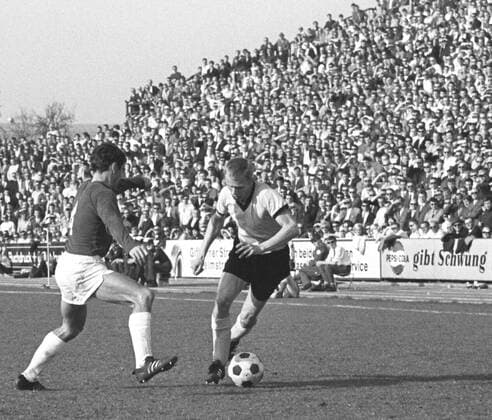 Aus 1. BL. Saison 1967 68 Eintracht Braunschweig - Borussia Dortmund (BVB) 2:0 am 30.03.1968. Im Foto:am Ball BvB Spieler Siggi Held gegen Walter Schmidt *** From 1 BL season 1967 68 Eintracht Braunschweig Borussia Dortmund BVB 2 0 on 30 03 1968 In the photo on the ball BvB player Siggi Held against Walter Schmidt