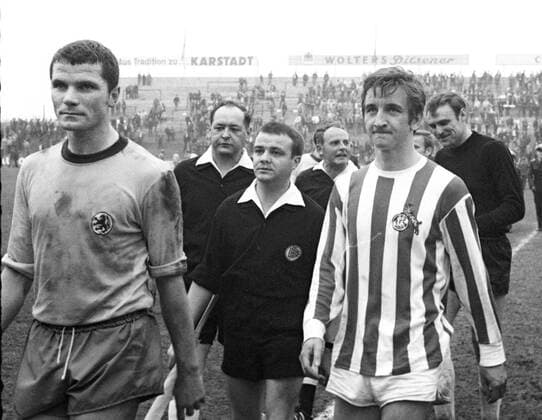 Aus 1. BL. Saison 1968 69 Eintracht Braunschweig - 1. FC Köln 2:1 am 03.05.1969. Im Foto: BS Spieler Lothar Ulsaß und FC Spieler Hannes Löhr *** From 1 BL season 1968 69 Eintracht Braunschweig 1 FC Köln 2 1 on 03 05 1969 In the photo BS player Lothar Ulsaß and FC player Hannes Löhr