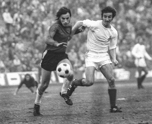 Aus 1. BL. Saison 1972 73 Hannover 96 - 1. FC Köln 0:0 am 14.10.1972. Im Foto: Han96 Spieler Rolf Kaemmer gegen Hannes Löhr *** From 1 BL season 1972 73 Hannover 96 1 FC Köln 0 0 on 14 10 1972 In the photo Han96 player Rolf Kaemmer against Hannes Löhr
