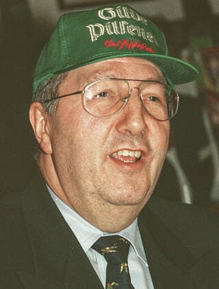Jochen Haselbacher Vors. von den Scorpions Hannover (DEL -Eishockei) -mit Gilde Pilsener Mütze. am 04.02.1998 *** Jochen Haselbacher Vors of the Scorpions Hannover DEL ice hockey with Gilde Pilsener cap on 04 02 1998