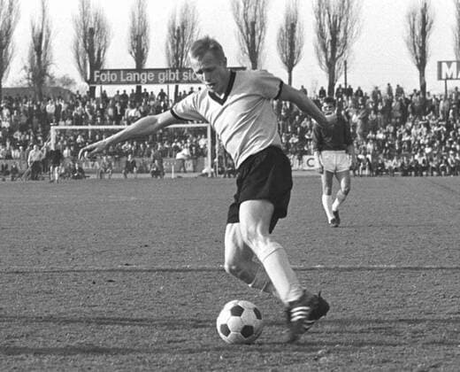 Aus 1. BL. Saison 1967 68 Eintracht Braunschweig - Borussia Dortmund (BVB) 2:0 am 30.03.1968. Im Foto: BvB Spieler Siggi Held *** From 1 BL season 1967 68 Eintracht Braunschweig Borussia Dortmund BVB 2 0 on 30 03 1968 In photo BvB player Siggi Held