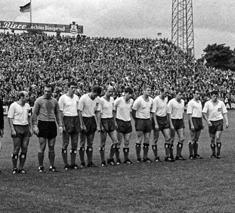 Aus 1. BL. Saison 1968 69 Eintracht Braunschweig - HSV Hamburg 1:0 am 17.08.1968. Im Foto: Spieler vom HSV Hamburg bei der Vorstellung *** From 1 BL season 1968 69 Eintracht Braunschweig HSV Hamburg 1 0 on 17 08 1968 In the photo players from HSV Hamburg at the performance
