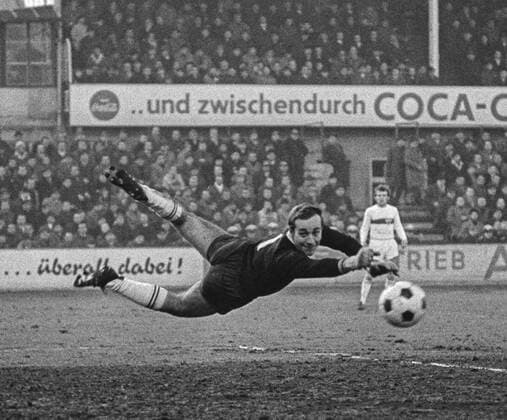 Aus 1. BL. Saison 1967 68 Eintracht Braunschweig - VfB Stuttgart 2:1 am 20.01.1968. Im Foto: BS TW Horst Wolter *** From 1 BL season 1967 68 Eintracht Braunschweig VfB Stuttgart 2 1 on 20 01 1968 In photo BS TW Horst Wolter