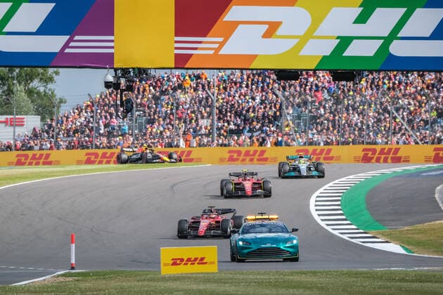 Charles Leclerc (MCO, Scuderia Ferrari 16) im Ferrari F1-75, führt das Feld hinter dem Safety Car an, Großer Preis von Großbritannien, Silverstone, Motorsport, Formel 1, Großer Preis von Großbritannien, Silverstone, Motorsport, Formel 1 Towcester Copyright: xEibner-Pressefotox EP_MKB