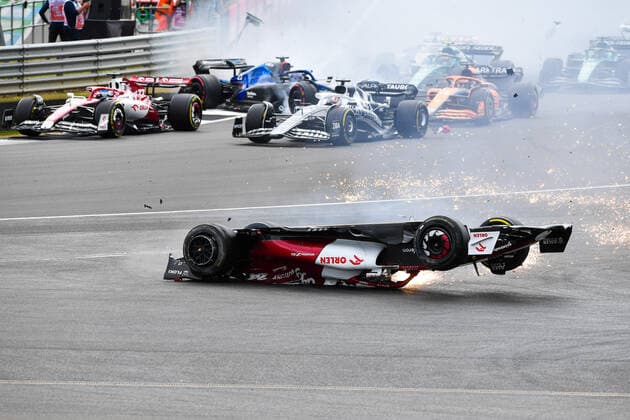Sport Bilder des Tages (220704) -- LONDON, July 4, 2022 -- Alfa Romeo s Chinese driver Zhou Guanyu crashes out at the start of the Formula One British Grand Prix at the Silverstone motor racing, Motorsport circuit in Silverstone, Britain, on July 3, 2022. (Photo by Qian Jun Xinhua) (SP)BRITAIN-LONDON-F1 GRAND PRIX-CAR CRASH LixYing 