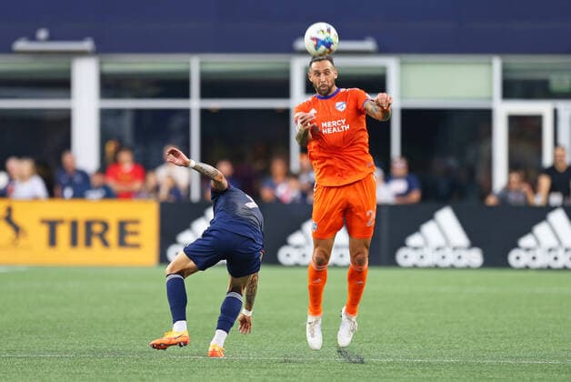 July 3, 2022; Foxborough, MA, USA; FC Cincinnati defender Alvas Powell (2) heads the ball during an MLS, Fussball Herren, USA match between FC Cincinnati and New England Revolution at Gillette Stadium. CSM Foxborough United States - ZUMAc04_ 20220703_zaf_c04_085 Copyright: xAnthonyxNesmithx