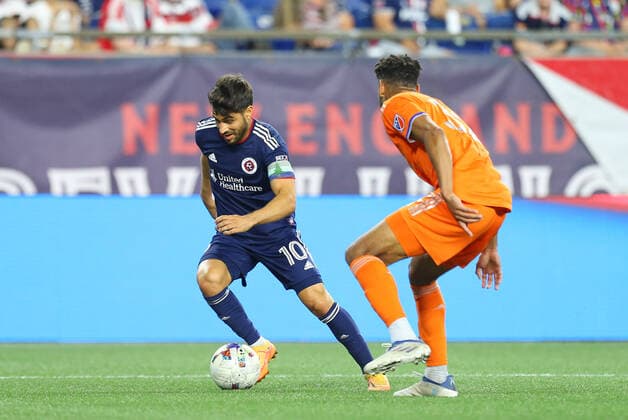 July 3, 2022; Foxborough, MA, USA; New England Revolution midfielder Carles Gil (10) and FC Cincinnati defender Ian Murphy (32) in action during an MLS, Fussball Herren, USA match between FC Cincinnati and New England Revolution at Gillette Stadium. CSM Foxborough United States - ZUMAc04_ 20220703_zaf_c04_099 Copyright: xAnthonyxNesmithx