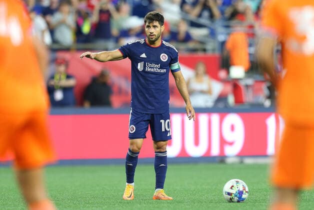 July 3, 2022; Foxborough, MA, USA; New England Revolution midfielder Carles Gil (10) during an MLS, Fussball Herren, USA match between FC Cincinnati and New England Revolution at Gillette Stadium. CSM Foxborough United States - ZUMAc04_ 20220703_zaf_c04_101 Copyright: xAnthonyxNesmithx