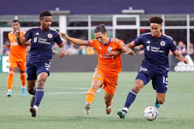 FOXBOROUGH, MA - JULY 03: New England Revolution defender Brandon Bye (15) cuts off FC Cincinnati center forward Yuya Kubo (7) during a match between the New England Revolution and FC Cincinnati on July 3, 2022, at Gillette Stadium in Foxborough, Massachusetts. (Photo by Fred Kfoury III Icon Sportswire) SOCCER: JUL 03 MLS, Fussball Herren, USA - FC Cincinnati at New England Revolution 441055