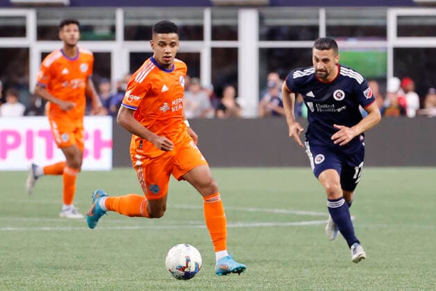 FOXBOROUGH, MA - JULY 03: FC Cincinnati center forward Brenner (9) watched by New England Revolution midfielder Sebastian Lletget (17) during a match between the New England Revolution and FC Cincinnati on July 3, 2022, at Gillette Stadium in Foxborough, Massachusetts. (Photo by Fred Kfoury III Icon Sportswire) SOCCER: JUL 03 MLS, Fussball Herren, USA - FC Cincinnati at New England Revolution 441055