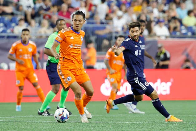 FOXBOROUGH, MA - JULY 03: FC Cincinnati center forward Yuya Kubo (7) turns from New England Revolution forward Carles Gil (10) during a match between the New England Revolution and FC Cincinnati on July 3, 2022, at Gillette Stadium in Foxborough, Massachusetts. (Photo by Fred Kfoury III Icon Sportswire) SOCCER: JUL 03 MLS, Fussball Herren, USA - FC Cincinnati at New England Revolution 441055